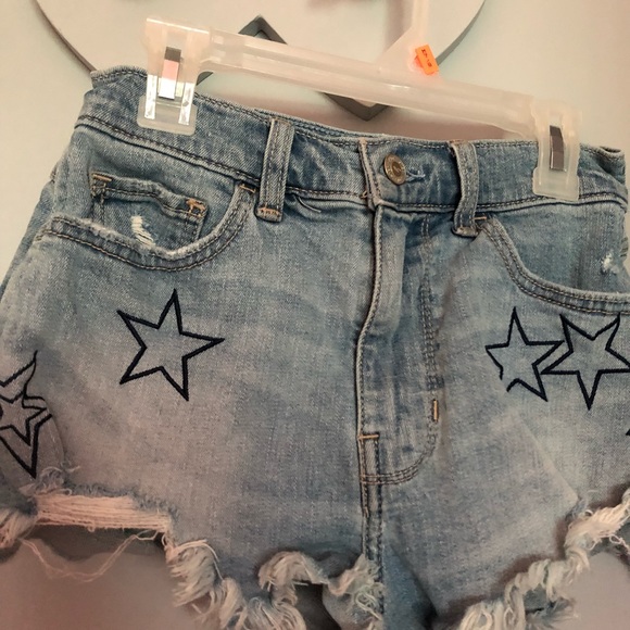 🚫 SOLD 🚫 High-Rise Star Embroidered Shorts - Picture 4 of 6